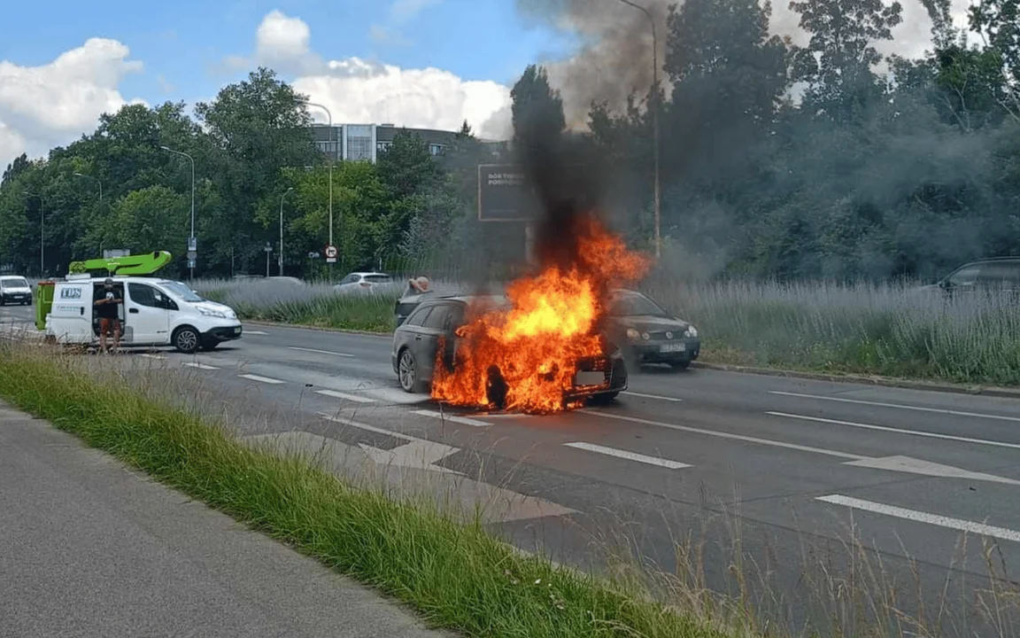 Pożar auta na ulicy Kopcińskiego w Łodzi. Na miejscu akcja strażaków [ZDJĘCIA] - Zdjęcie główne