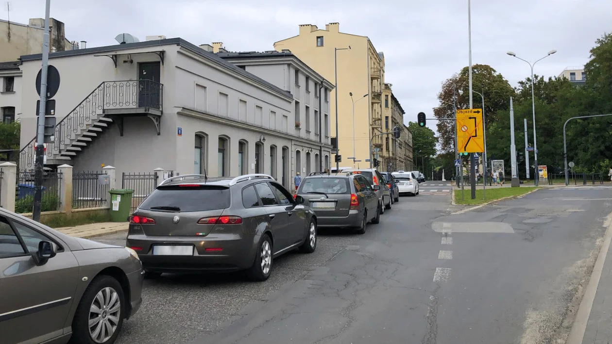 Startuje remont ważnej ulicy w centrum Łodzi. Znaki informujące o objeździe już stoją [ZDJĘCIA] - Zdjęcie główne