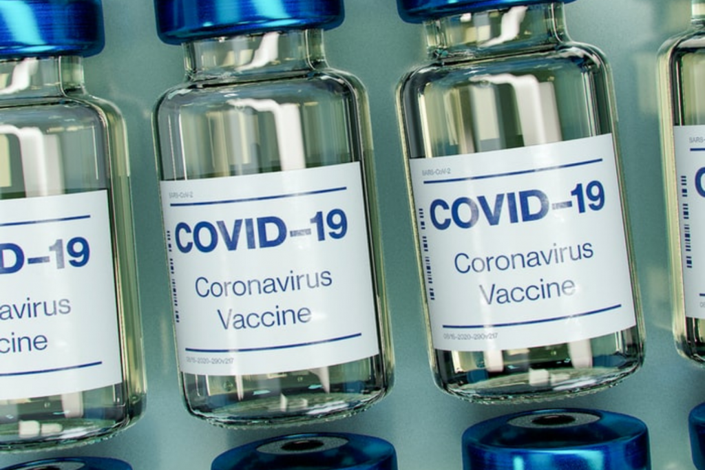 W Łodzi brakuje szczepionek na koronawirusa. Łódzcy seniorzy muszą uzbroić się w cierpliwość [wideo] - Zdjęcie główne