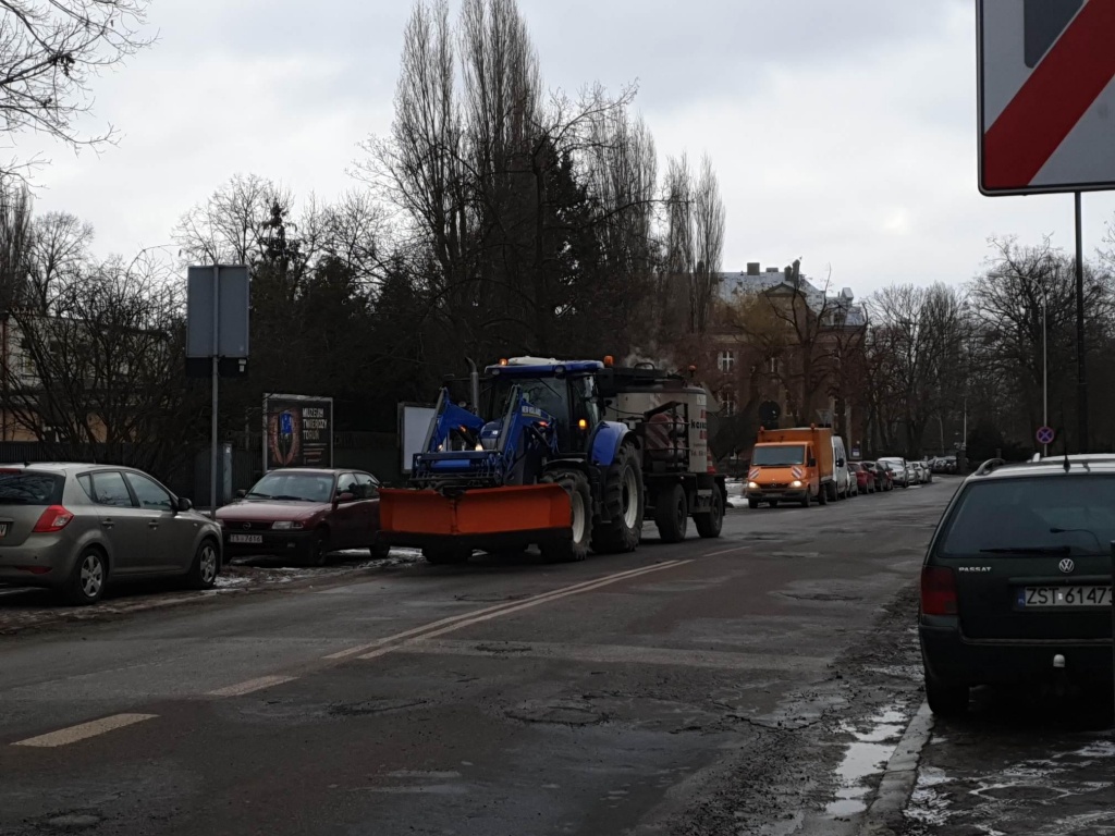 Mieszkańcy Łodzi zgłosili prawie 200 dziur. Roboty na drogach trwają [zdjęcia] - Zdjęcie główne