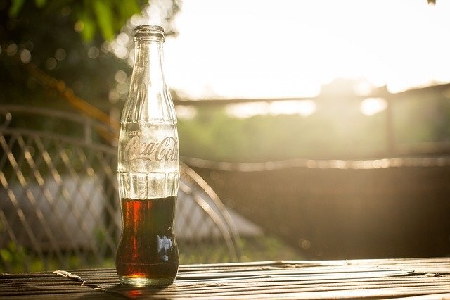 Coca cola – jak wykorzystać najpopularniejszy napój świata w domu? - Zdjęcie główne