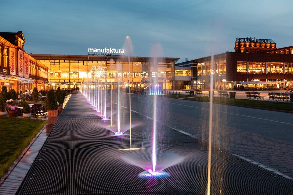 Świetlno-muzyczny show z fontannami na rynku Manufaktury - Zdjęcie główne