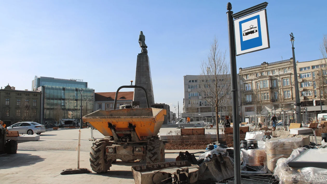 Tak wygląda plac Wolności w Łodzi na kilka dni przed oficjalnym otwarciem. Łodzianie już go testują [ZDJĘCIA] - Zdjęcie główne