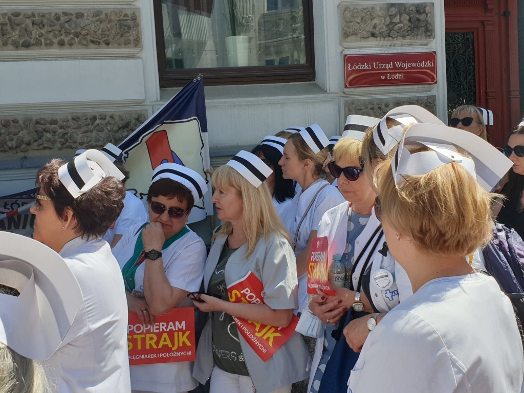 Strajk pielęgniarek 2021 Łódź. Pielęgniarki i położne protestowały przed urzędem wojewódzkim na Piotrkowskiej [zdjęcia] - Zdjęcie główne