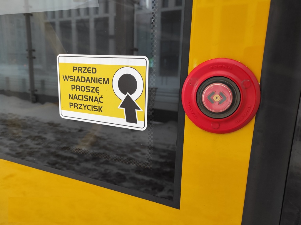 Chcesz wsiąść lub wysiąść? W Łodzi znowu działają przyciski w autobusach i tramwajach - Zdjęcie główne