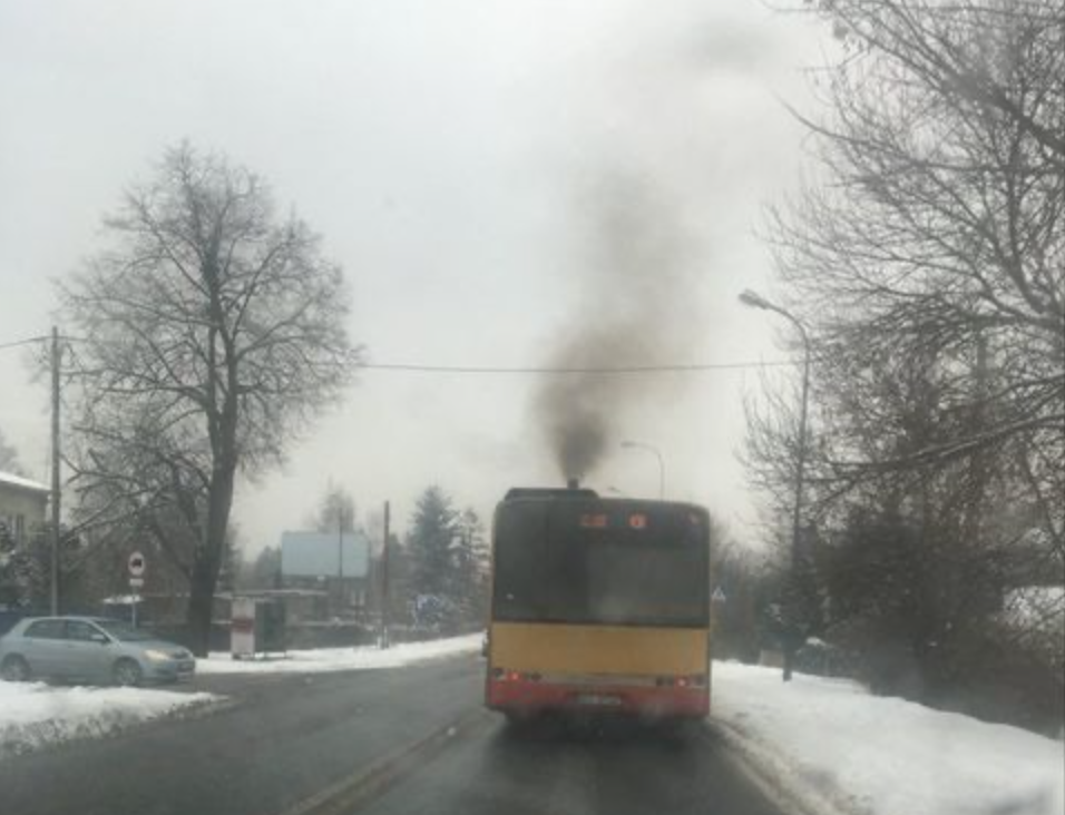 Autobusy komunikacji miejskiej w Łodzi zatruwają powietrze? MPK Łódź: "Pojazd ze zdjęcia nie należy do naszej floty" - Zdjęcie główne