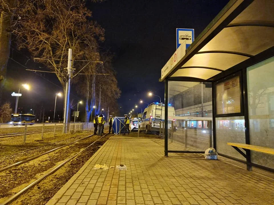 Śmiertelny wypadek na Pabianickiej w Łodzi. Tramwaj potrącił mężczyznę   - Zdjęcie główne