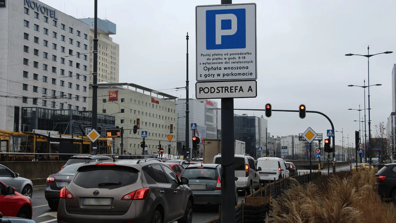 Ceny za parking w centrum Łodzi mogą zdziwić. W tych miejscach warto mieć grubszy portfel - Zdjęcie główne