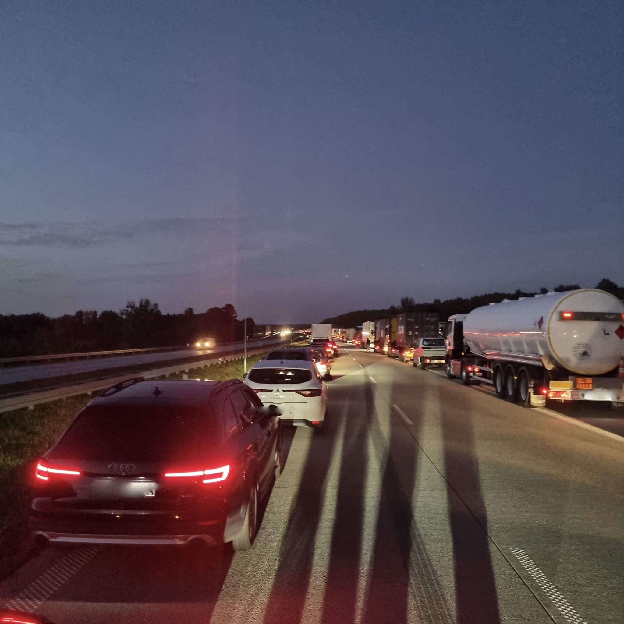 Uwaga! Autostrada A1 w kierunku Gdańska zablokowana. Doszło do próby samobójczej? [zdjęcia | wideo] - Zdjęcie główne