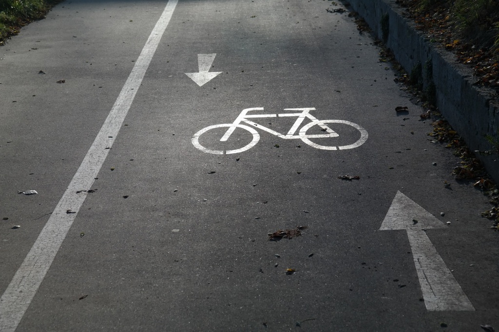 Przemyślana decyzja czy kompletne szaleństwo? Trwa spór o nowe pasy dla rowerów w Łodzi  - Zdjęcie główne