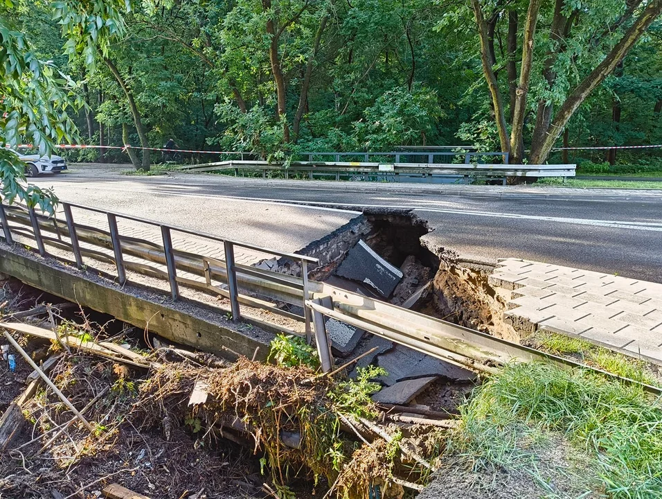 Zderzenie tramwajów na Dąbrowie, osunięcie ziemi na Zdrowiu i podtopienia na Bałutach. Trudny początek weekendu w Łodzi i okolicach [ZDJĘCIA] - Zdjęcie główne