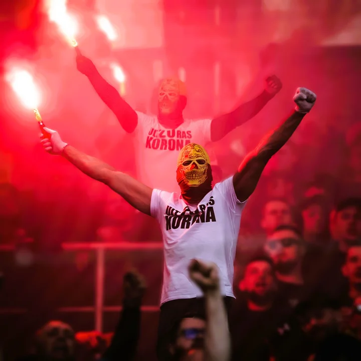 Dym i czerwona poświata na stadionie Widzewa Łódź. W ruch poszły race [ZDJĘCIA] - Zdjęcie główne