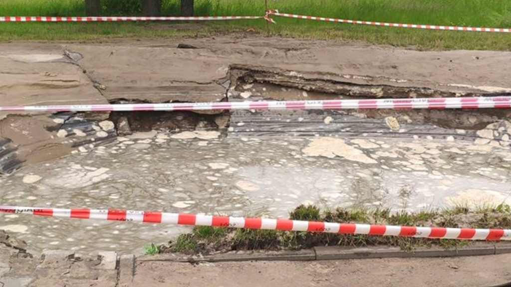 Na jednej z głównych ulic w Łodzi zapadła się jezdnia. Powodem awaria wodociągu [ZDJĘCIA] - Zdjęcie główne