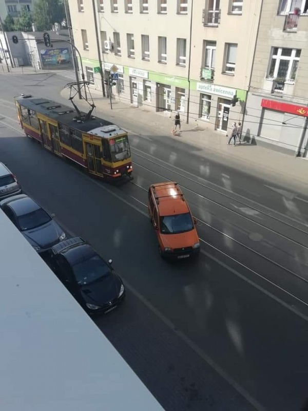 Uwaga Fiat Doblo stoi na ulicy i blokuje przejazd - Zdjęcie główne