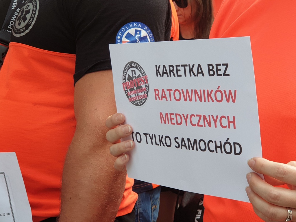 Protest ratowników medycznych w Łodzi. Poszli na zwolnienia lekarskie - Zdjęcie główne