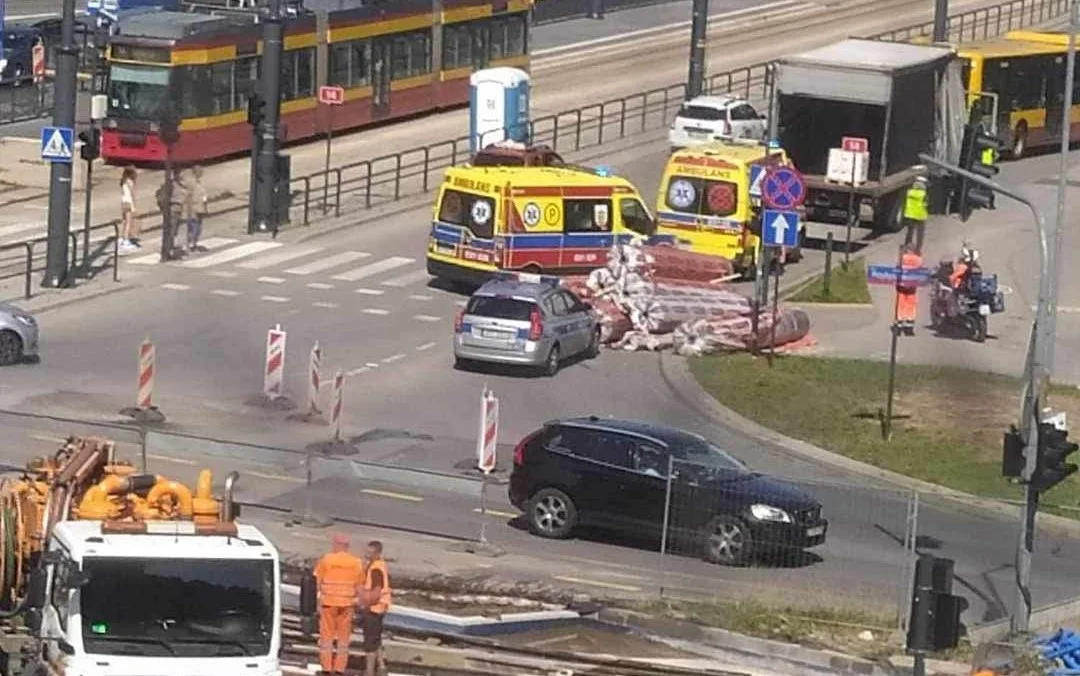 Groźny wypadek w centrum Łodzi - ładunek wypadł z samochodu na przechodzących ulicą ludzi! - Zdjęcie główne