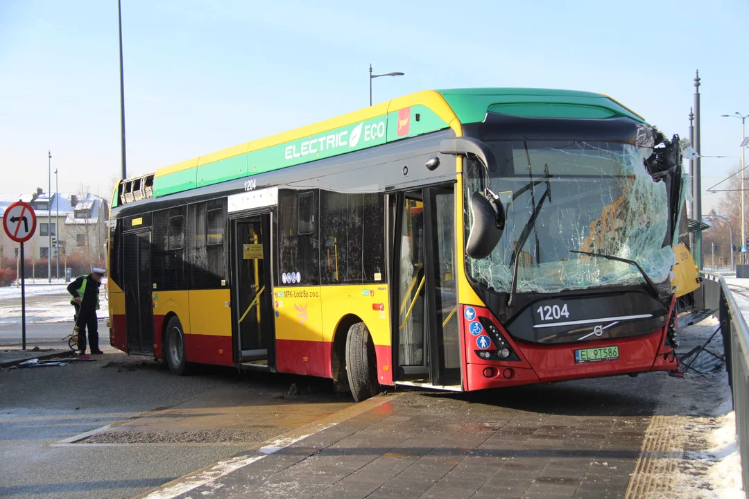 Po zderzeniu autobusów MPK Łódź na krańcówce Retkinia. Jak doszło do tego wypadku? [ZDJĘCIA] - Zdjęcie główne