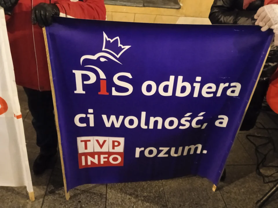 Łodzianie tłumnie protestowali na Piotrkowskiej w obronie wolnych mediów [zdjęcia] - Zdjęcie główne