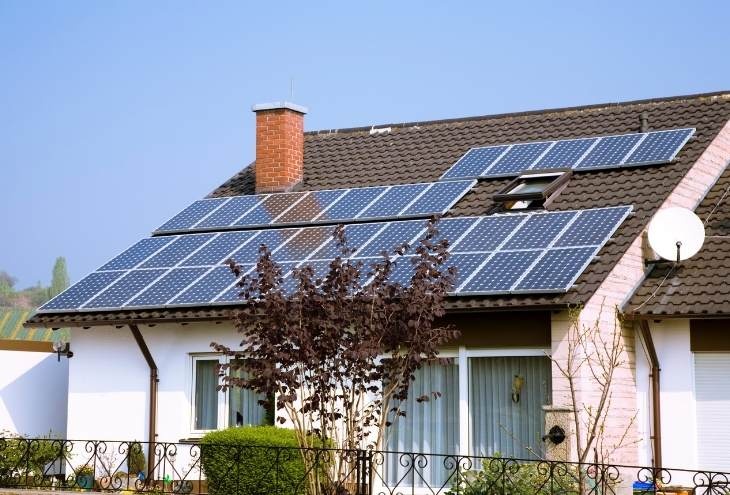 Jak oszczędzać prąd? Domowa elektrownia słoneczna sposobem na zysk! - Zdjęcie główne