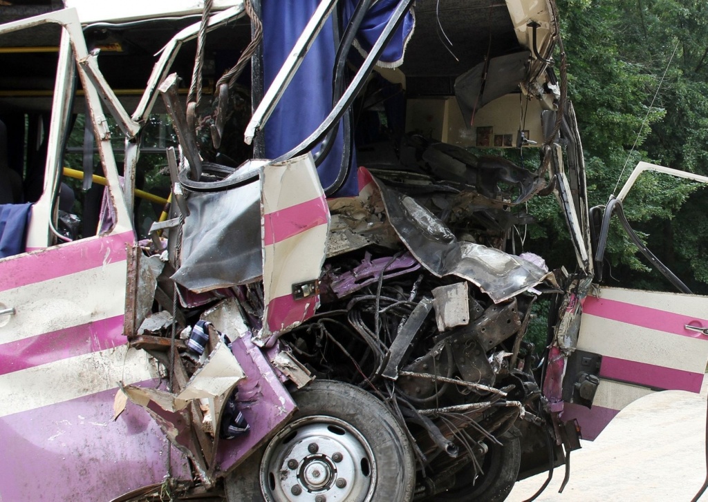 Śmiertelny wypadek Łódzkie. Bus zderzył się z ciężarówką. Nie żyje kierowca busa z Łodzi - Zdjęcie główne