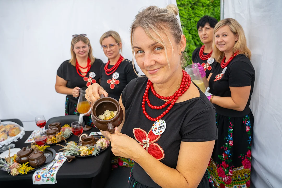 Dożynki wojewódzkie w Spale. Swojski chleb, ciasta, świeżonka z pierogami. Ileż tam pyszności! [ZDJĘCIA] - Zdjęcie główne