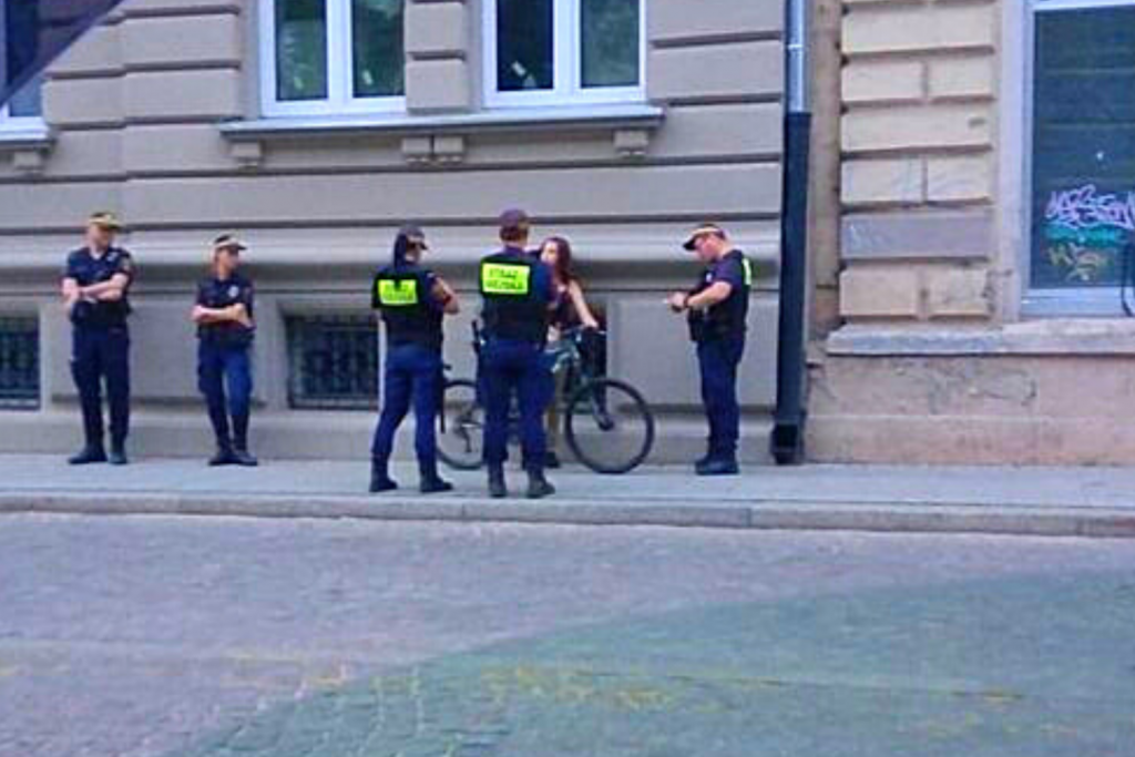 Pięciu strażników miejskich kontra rowerzystka. Jak wyglądało zatrzymanie przy Tuwima? - Zdjęcie główne