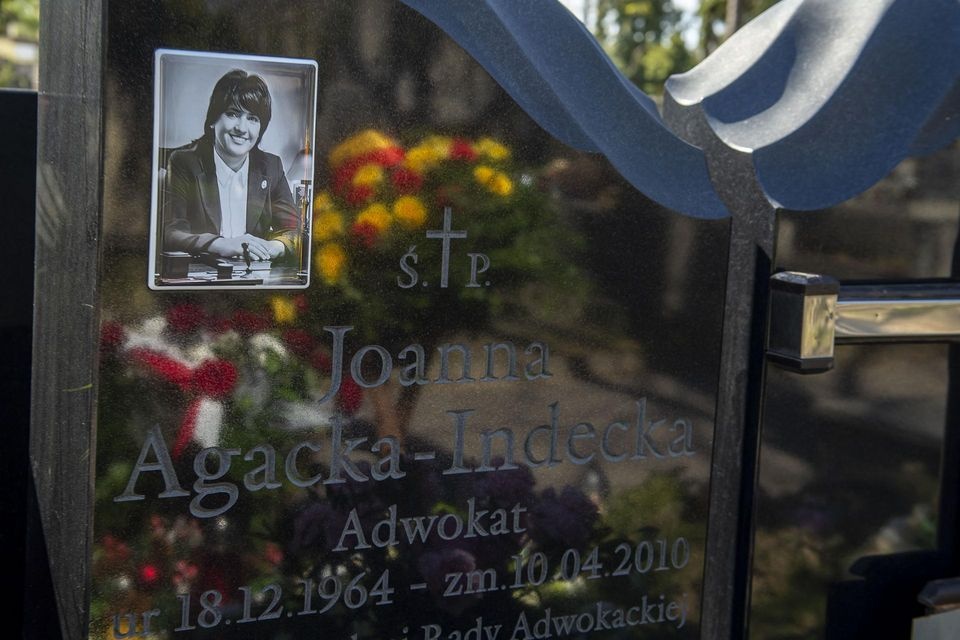 Łódź. Ktoś zniszczył grób mecenas Joanny Agackiej-Indeckiej, ofiary katastrofy smoleńskiej - Zdjęcie główne
