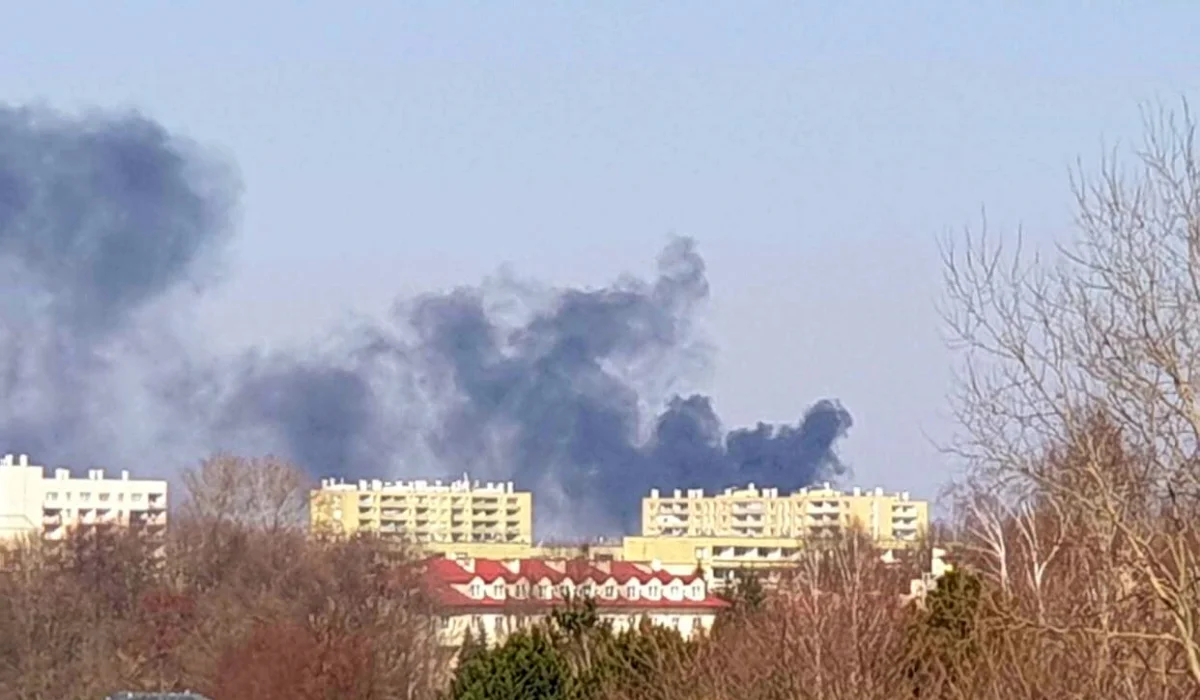 Pożar składu opon w Łodzi. Kłęby dymu nad ulicami Dąbrowy - Zdjęcie główne