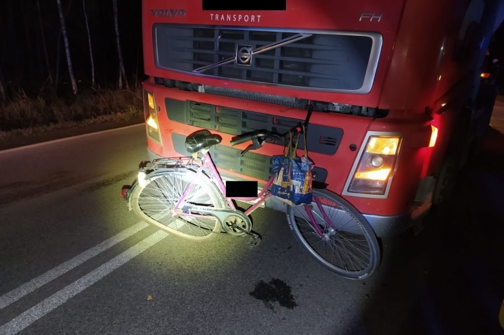 Tragiczny wypadek z udziałem rowerzystki. Kobieta wjechała wprost pod jadącego TIR-a - Zdjęcie główne
