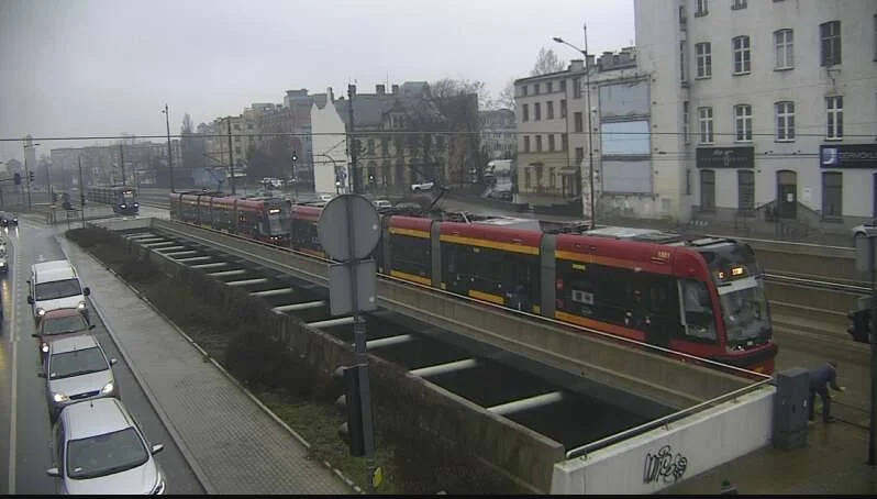 Korek tramwajów przed przystankiem Piotrkowska Centrum. Osiem linii MPK Łódź stanęło - Zdjęcie główne