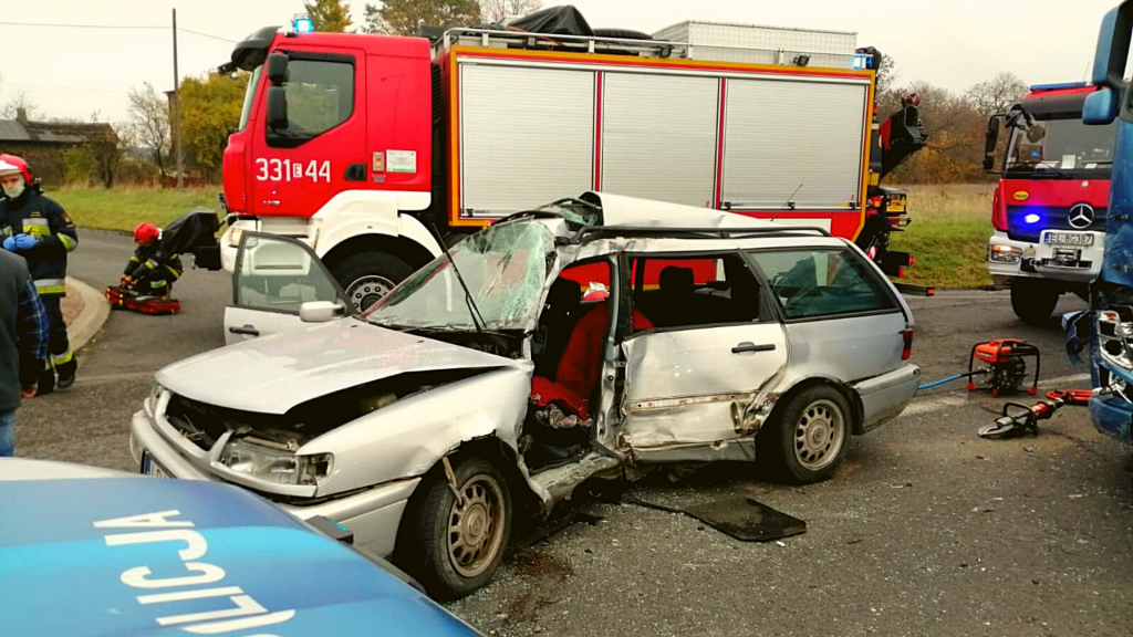 Tragiczny wypadek w Łódzkiem. Jadący passatem 60-latek wjechał pod pędzącego TIR-a - Zdjęcie główne