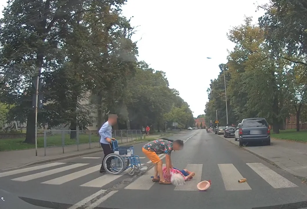 Szokujące nagranie z centrum Łodzi. Kobieta na wózku wjechała w dziurę i upadła [FILM] - Zdjęcie główne