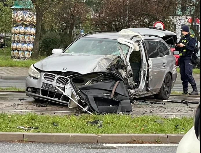 Tramwaje MPK Łódź zatrzymane na prawie trzy godziny. Zablokowało je BMW na torowisku - Zdjęcie główne