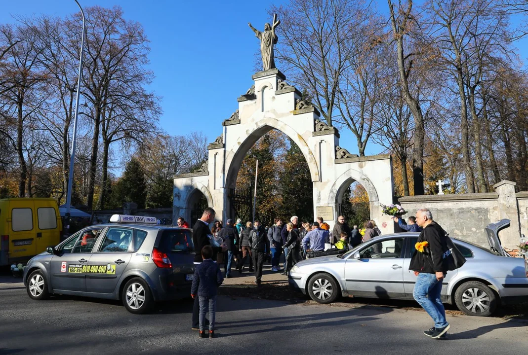 Na cmentarz samochodem, MPK Łódź a może rowerem? Zmiany w organizacji ruchu na Wszystkich Świętych - Zdjęcie główne