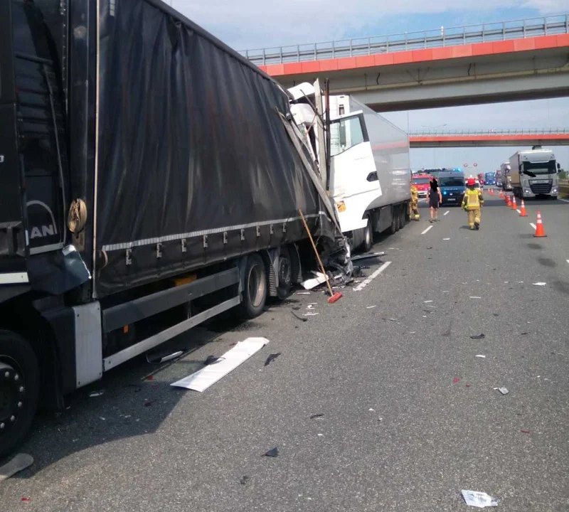 Potężne utrudnienia na autostradzie A2. Zderzyło się pięć ciężarówki [ZDJĘCIA] - Zdjęcie główne