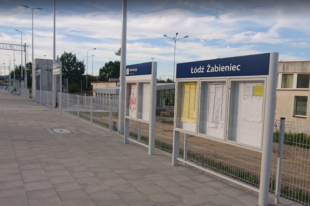 Podróżni narzekają na wyremontowany fragment stacji na Żabieńcu – praży lub kapie na głowę  - Zdjęcie główne