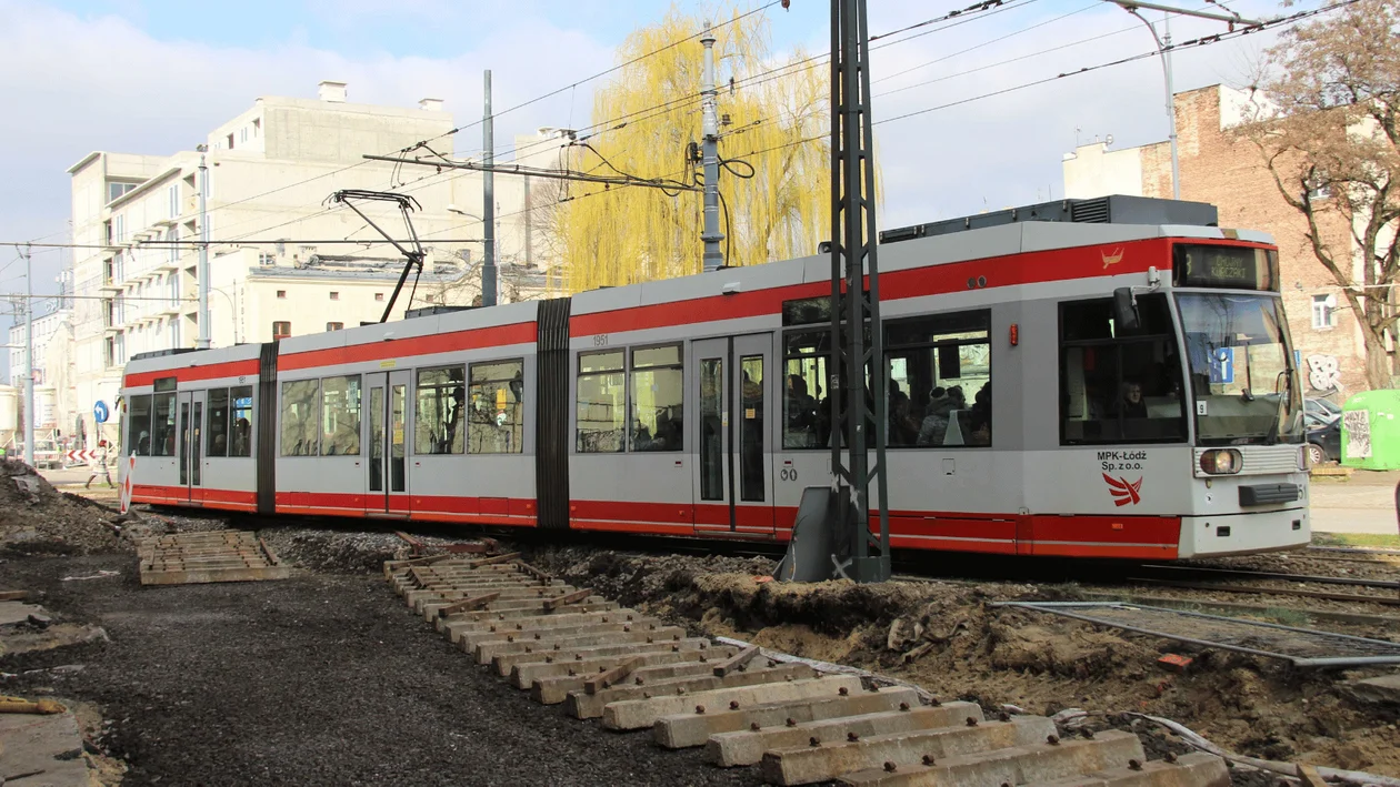W centrum Łodzi powstaje podziemny przystanek kolejowy. Na czas prac tramwaje pojadą torowiskiem tymczasowym [ZDJĘCIA] - Zdjęcie główne