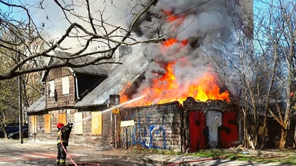 Płonie jeden z drewniaków na Bałutach. Na miejscu sześć zastępów straży pożarnej [ZDJĘCIA] - Zdjęcie główne