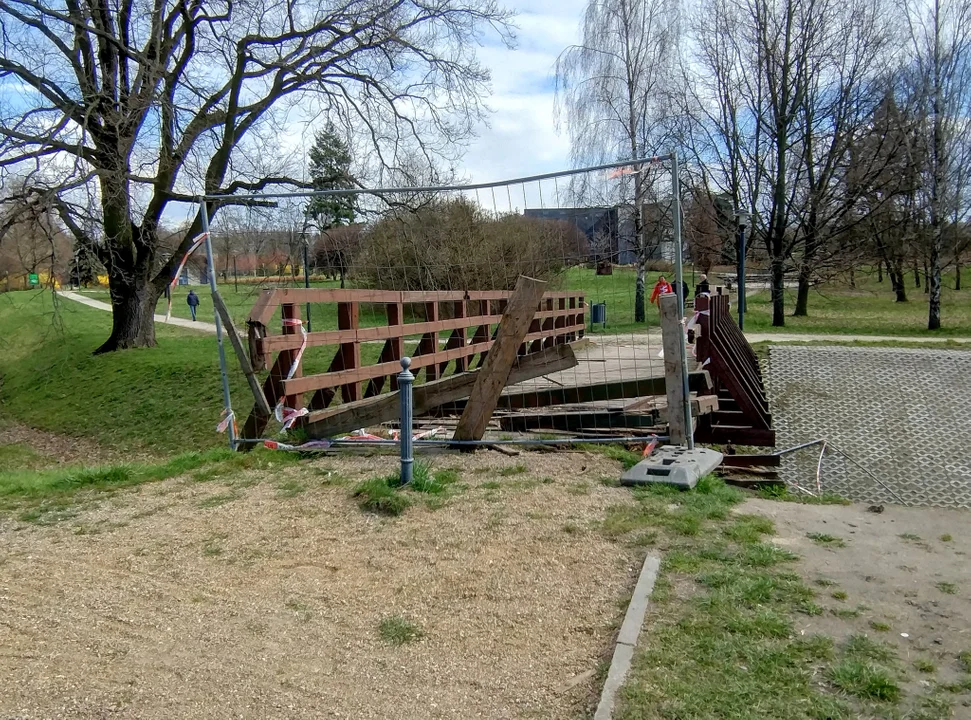 Społeczny Komitet Ochrony Julianowa zwrócił uwagę na zdewastowany mostek w parku Ocalałych w Łodzi. "Ten park to ważne miejsce" - Zdjęcie główne