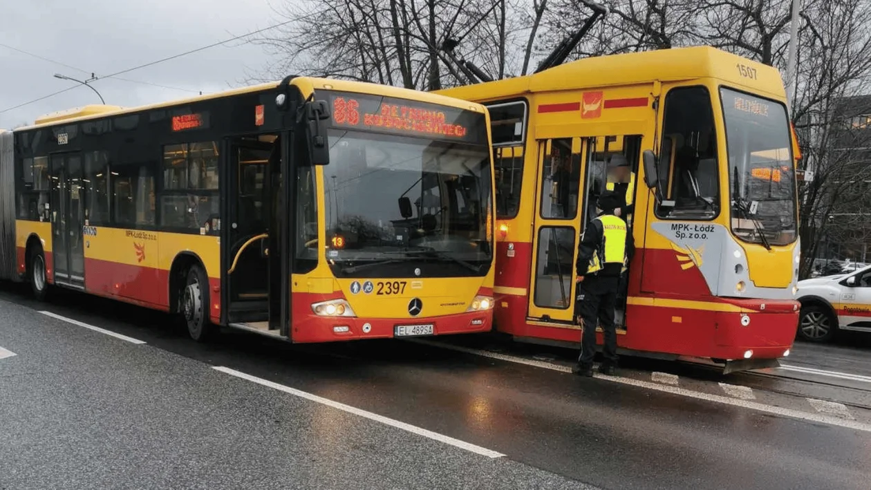 Kolizja autobusu MPK Łódź z tramwajem na ulicy Pomorskiej. Ruch przed rondem Solidarności został mocno utrudniony [ZDJĘCIA] - Zdjęcie główne