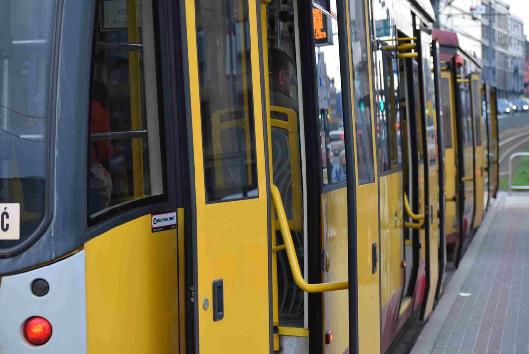 Poranne zatrzymania tramwajów MPK Łódź. Utrudnienia na trzynastu liniach tramwajowych - Zdjęcie główne