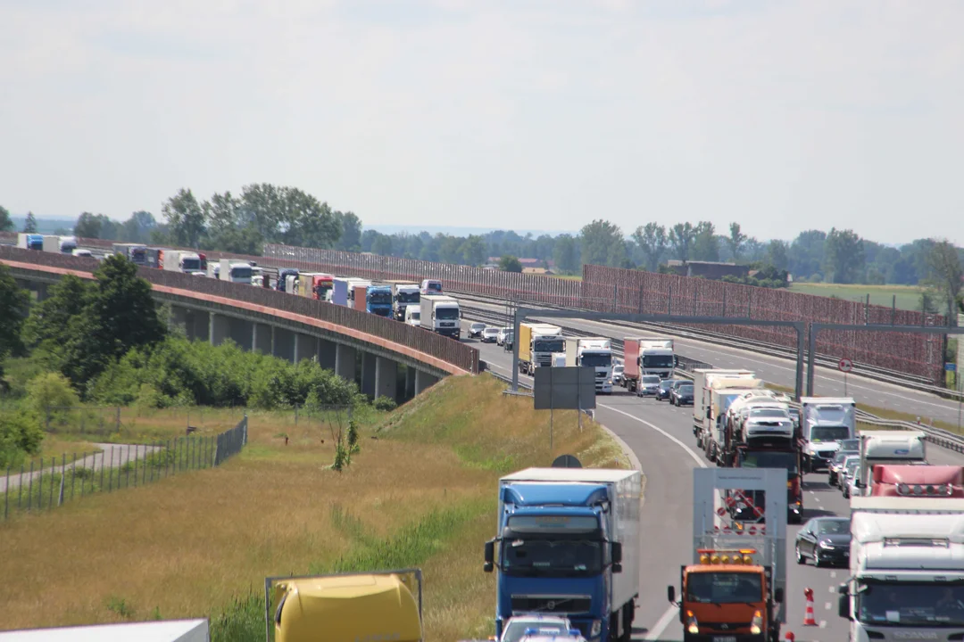 Wypadek na autostradzie A1 pod Łodzią. Zderzyły się tam trzy samochody, dwie osoby zostały ranne - Zdjęcie główne