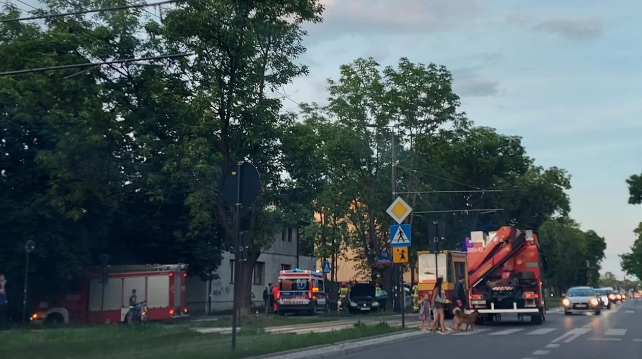 Wypadek na Dąbrowskiego w Łodzi. Zderzenie samochodu z tramwajem, utrudnienia w ruchu [zdjęcia]  - Zdjęcie główne