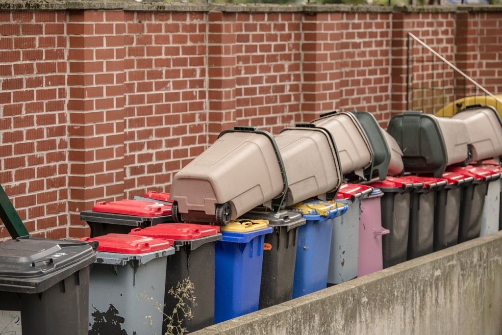Władze miasta: będą kontrole firm śmieciarskich mieszających odbierane śmieci [WIDEO]  - Zdjęcie główne
