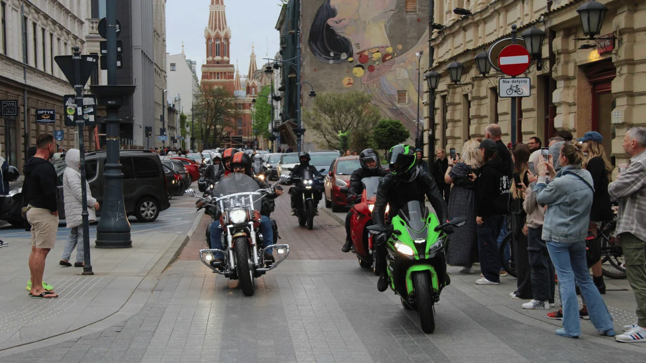 Wielka parada motocykli w Łodzi otworzyła sezon 2024! Ulica Piotrkowska po horyzont wypełniła się jednośladami [ZDJĘCIA] - Zdjęcie główne