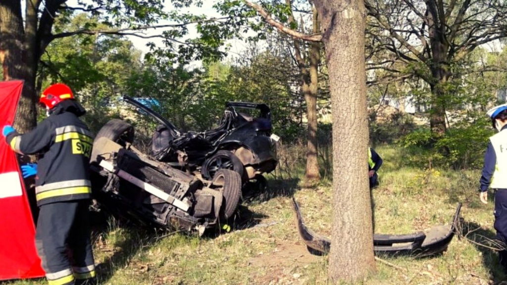 Tragiczny wypadek na Strykowskiej w Łodzi. 19-letni kierowca poniósł śmierć na miejscu - Zdjęcie główne