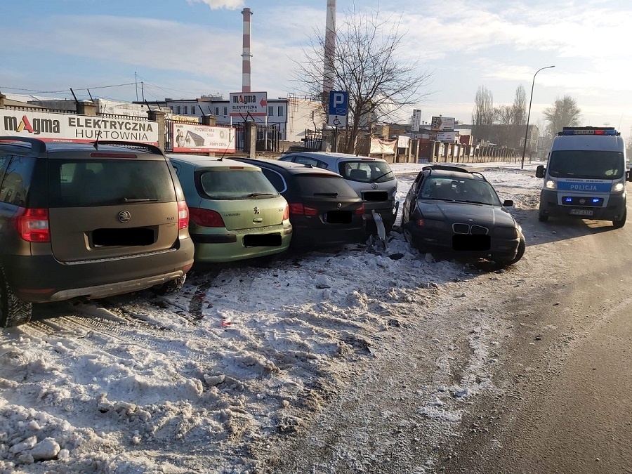 Łódź. Pechowy poślizg czarnego BMW na ulicy Zbąszyńskiej. Uszkodzone 4 inne samochody - Zdjęcie główne
