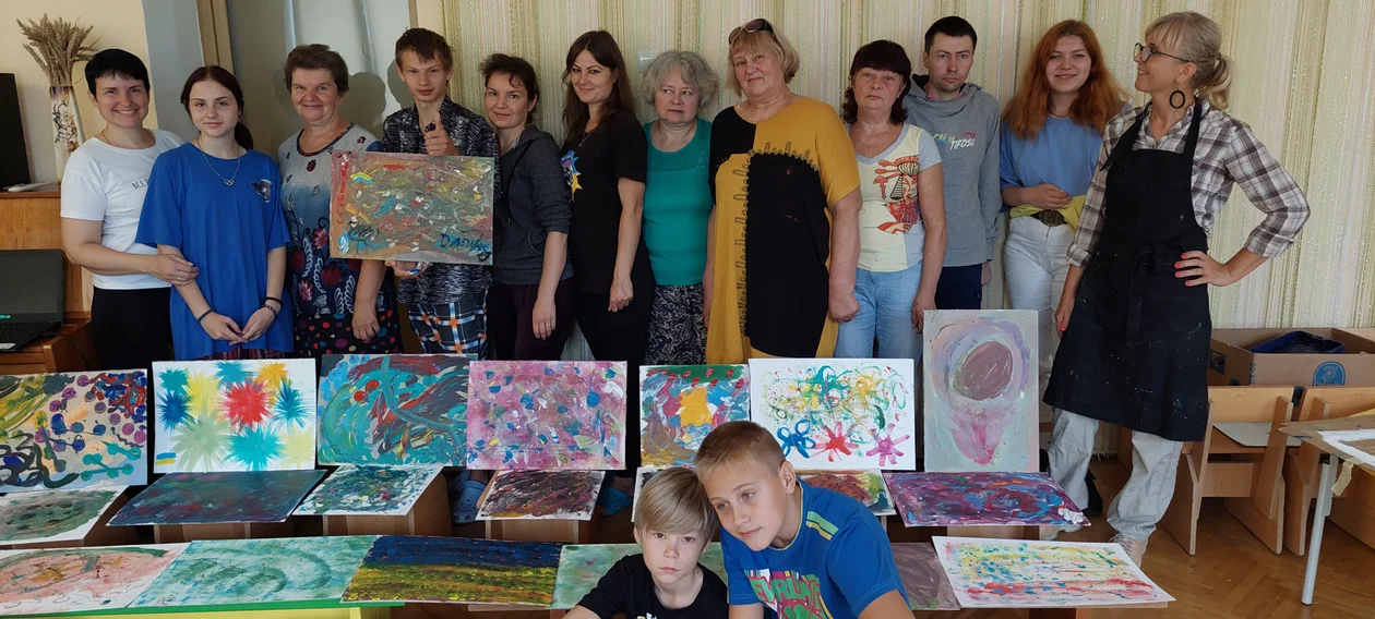 Terapia przez malowanie. Łódzka artystka pojechała do Ukrainy z wyjątkową inicjatywą - Zdjęcie główne