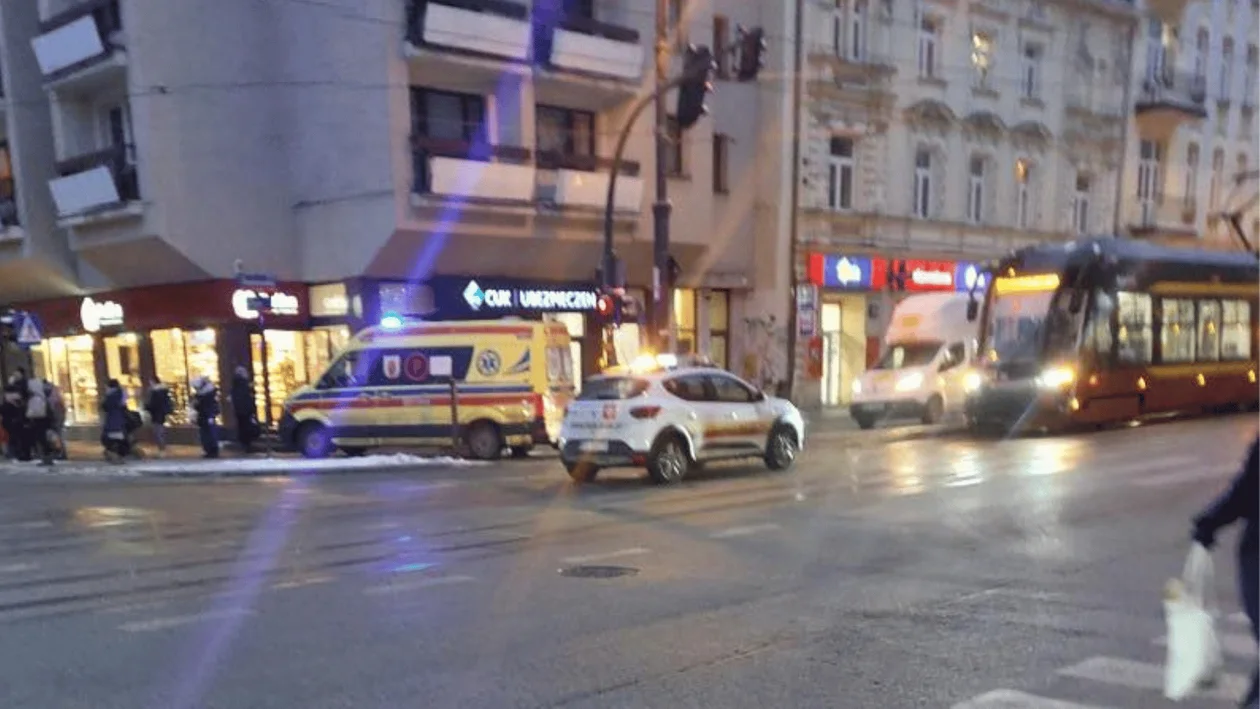 Zatrzymanie ruchu tramwajów MPK Łódź na Piotrkowskiej. Na miejsce wezwano ratowników medycznych i policję. Ogłoszono objazdy - Zdjęcie główne