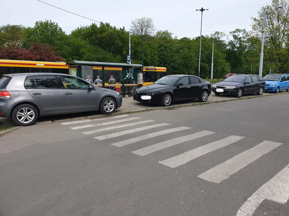 Parkowanie przy szpitalu Kopernika w Łodzi to prawdziwy horror! Na pasach, chodnikach, wysepkach i zakazach [zdjęcia] - Zdjęcie główne